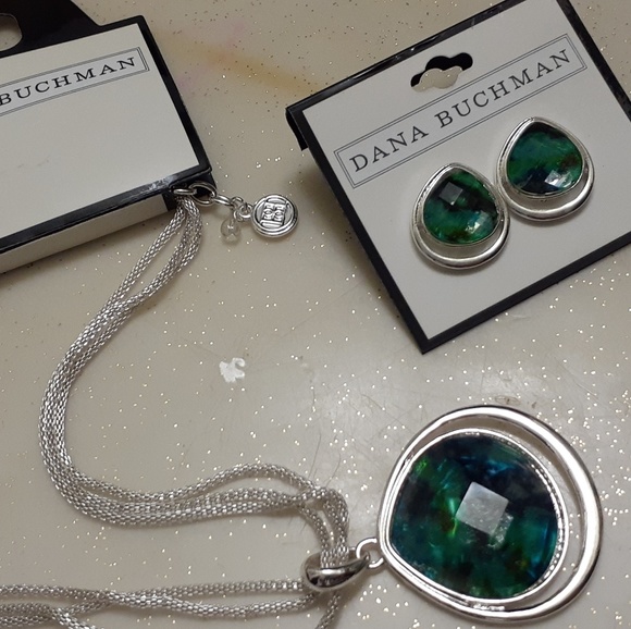 Jewelry - Beautiful green gem necklace & earrings set